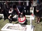 aher-dan-deddy-mizwar-tabur-bunga-di-taman-makam-pahlawan_20171112_095622.jpg