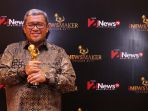 aher-raih-penghargaan-inews-maker-awards-2017_20170523_225047.jpg