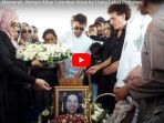 ahmad-albar-latunkan-azan-ke-liang-lahat-putranya_20180831_114429.jpg