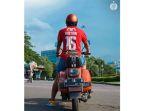 ahmad-bustomi-naik-motor-warna-oranye.jpg