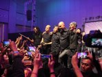ahmad-dhani-dan-ari-lasso-puaskan-fansnya_20161027_095359.jpg