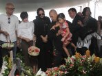ahmad-dhani-hadiri-pemakaman-frans-tumbuan_20150325_171139.jpg