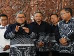 ahmad-heryawan-dalam-seremoni-penandatanganan-alih-kelola-rsud-jampang-kulon_20161021_193512.jpg