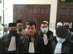 ahmad-khazinudin-tengah-bersama-tim-advokat-gus-nur-usai-sidan-arta-selatan-selasa-1812021.jpg
