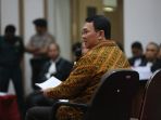 ahok-bacakan-pledoi-dalam-sidang-di-pn-jakut_20170425_130309.jpg