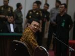 ahok-bacakan-pledoi-dalam-sidang-di-pn-jakut_20170425_131530.jpg