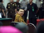 ahok-bacakan-pledoi-di-persidangan_20170425_120221.jpg