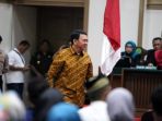 ahok-bacakan-pledoi-di-persidangan_20170425_121234.jpg