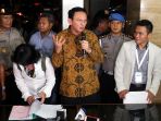 ahok-beri-keterangan-usai-sidang_20170104_103138.jpg