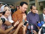 ahok-dan-prof-edward-berkemeja-biru-di-sampingnya-seorang-wanita-berkerudung_20170316_072934.jpg