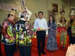 ahok-dan-puput-dapat-gelar-kehormatan-dari-masyarakat-dayak_20190714_135142.jpg