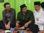 ahok-datangi-cucu-mbah-priok-tanpa-ajudan-saat-subuh_20170304_142504.jpg
