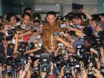 ahok-diperiksa-8-jam-terkait-kasus-suap-reklamasi_20160510_211709.jpg