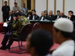 ahok-dituntut-satu-tahun-penjara-oleh-jpu_20170420_132458.jpg