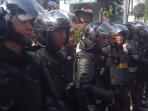 ahok-hendak-blusukan-seratusan-polisi-bersenjata-laras-panjang-bersiaga_20161110_164950.jpg