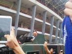 ahok-sapa-pendukung-persib_20151018_150545.jpg