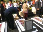ahok-tabur-bunga-nih2_20150616_150833.jpg