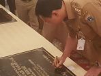 ahok-tandatangani-prasasti-112-rptra_20170215_004755.jpg