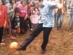 ahok-tendang-bola_20161022_140634.jpg