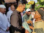 ahy-menyerahkan-sertifikat-tanah-kepada-warga-desa-cibalung.jpg