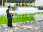 air-kolam-renang-berwarna-hijau.jpg