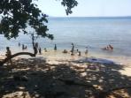 air-lautnya-jernih-udaranya-sejuk-pantai-poopoh-sangat-memesona_20150629_155433.jpg