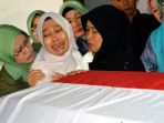 air-mata-tumpah-saat-pemakaman-korban-helikopter-jatuh_20161129_220029.jpg