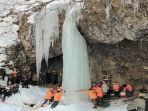 air-terjun-taroshi-setinggi-6-meter-menjadi-es.jpg