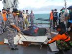 airasia-jenazah-di-atas-kapal_20150103_161029.jpg