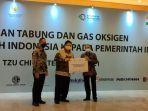 airlangga-dan-agk-serahkan-tabung-oksigen.jpg