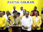 airlangga-hartarto-menerima-kunjungan-18-kelompok-relawan-jokowi_20221107_232931.jpg