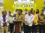 airlangga-hartarto-menunjukkan-amplop-yang-ia-terima-penyelenggara-musra.jpg
