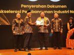 airlangga-terima-penghargaan.jpg