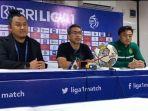 aji-santoso-bersama-kiper-ernando.jpg