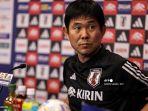 ajime-moriyasu-pelatih-tim-sepak-bola-nasional-jepang-memberikan-konferensi-pers.jpg