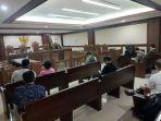 akademisi-rocky-gerung-absen-pada-sidang-gugatan.jpg