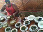 akadi-alias-dirjo-raja-badok-melahap-makanan-di-rumah-makan.jpg