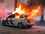 Demo Rusuh Belanda, Polisi Dilempari Batu, Mobilnya Dibakar Massa