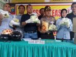 akbp-ganda-saragih-didampingi-wakasat-narkoba-kompol-daniel-marunduri-memperliha_20171123_175214.jpg