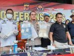 akbp-roland-ronaldy-kedua-kiri-beserta-jajarannya-menjukkan-sejumlah-barang-bukti.jpg