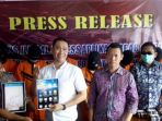 akbp-teddy-fanani-tengah-baju-putih-memperlihatkan-kedelapan-tersangka-senin-1932018_20180320_102912.jpg