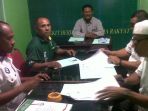 aket-mesra-saat-melamar-di-pkb-kabupaten-ende_20170530_190354.jpg
