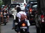 akibat-macet-pengendara-motor-nekat-lawan-arus_20160425_135311.jpg