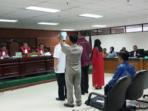 akil-mochtar-saat-bersumpah-bersama-tiga-saksi-lain-saat-menjadi-saksi-sidang-sengketa-pilkada_20150115_160939.jpg