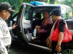 akp-isnaeni-mengantar-ibu-ibu-yang-tersesat_20170106_122108.jpg