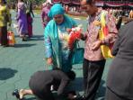 akpol-wanita-sujud_20150730_113244.jpg
