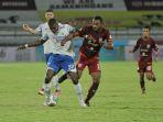 akselerasi-penyerang-persib-bandung-bruno-cantanhede-dihadang-bek-borneo-fc.jpg