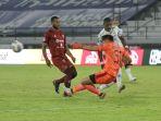 akselerasi-penyerang-persib-bandung-bruno-cantanhede-dihentikan-kiper-dan-bek-borneo-fc.jpg