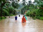 akses-jalan-dusun-kranjan-kab-malang-masih-terendam-air_20221018_172607.jpg