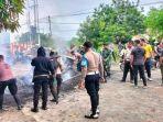 akses-jalan-menuju-bandara-rendani-dipalang-warga.jpg